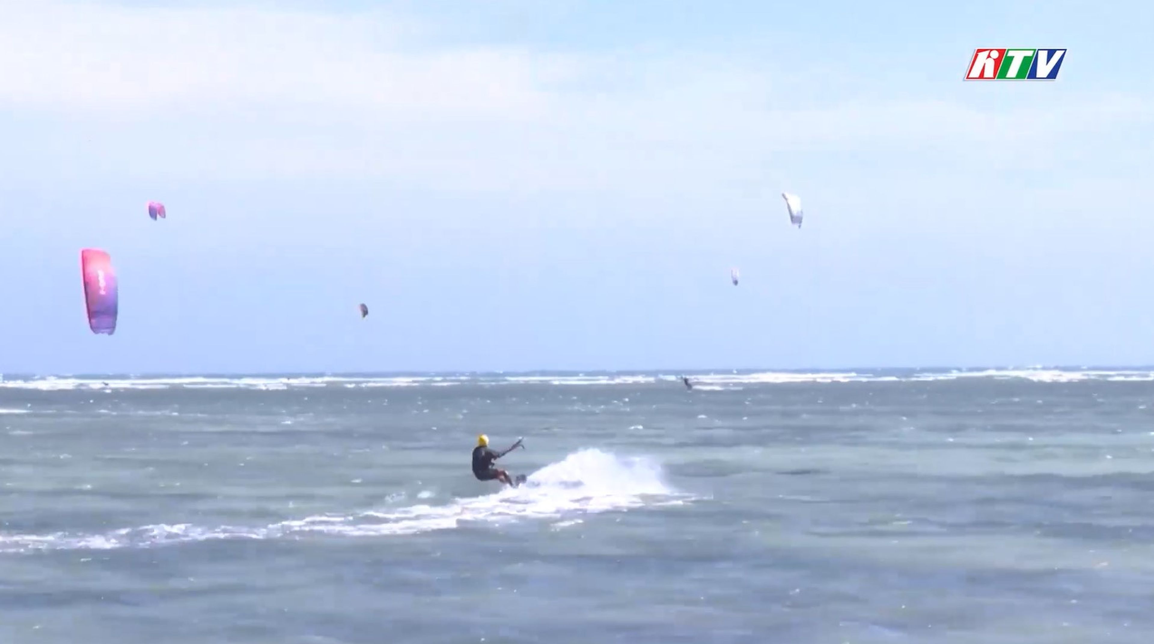 Conquering the Ocean: An Exciting Kitesurfing Experience in Nha Trang - Hình 1